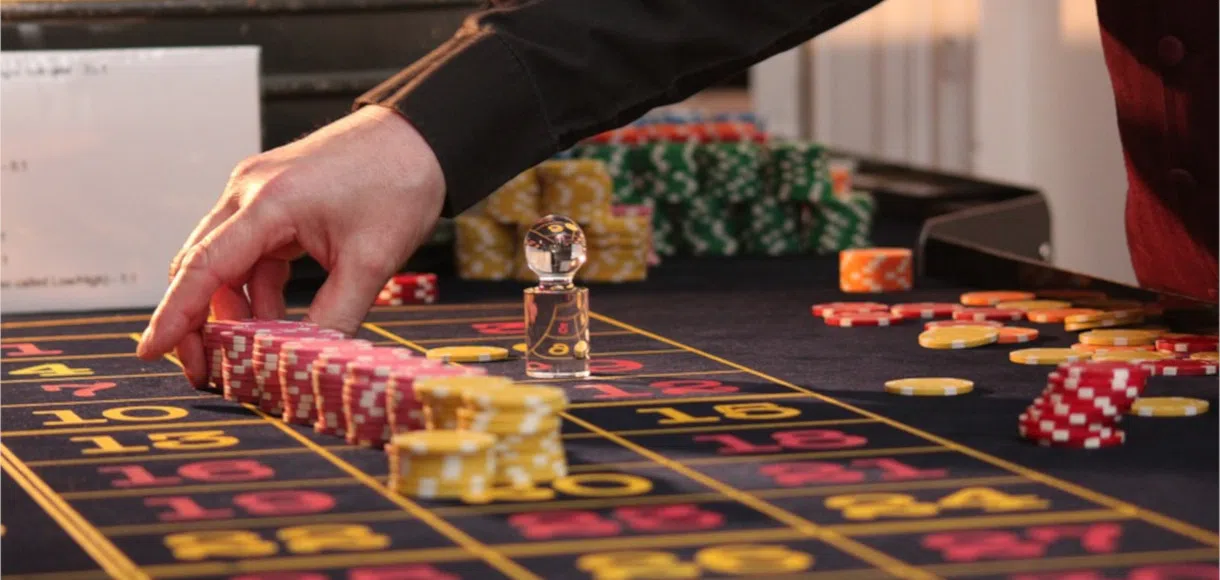 Casino strategy 101: Betting consistently vs big bets