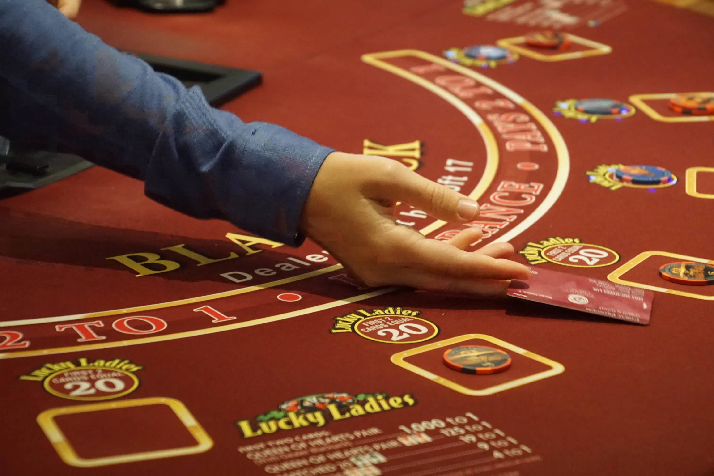 Qual é a diferença entre Blackjack e outros jogos de 21?