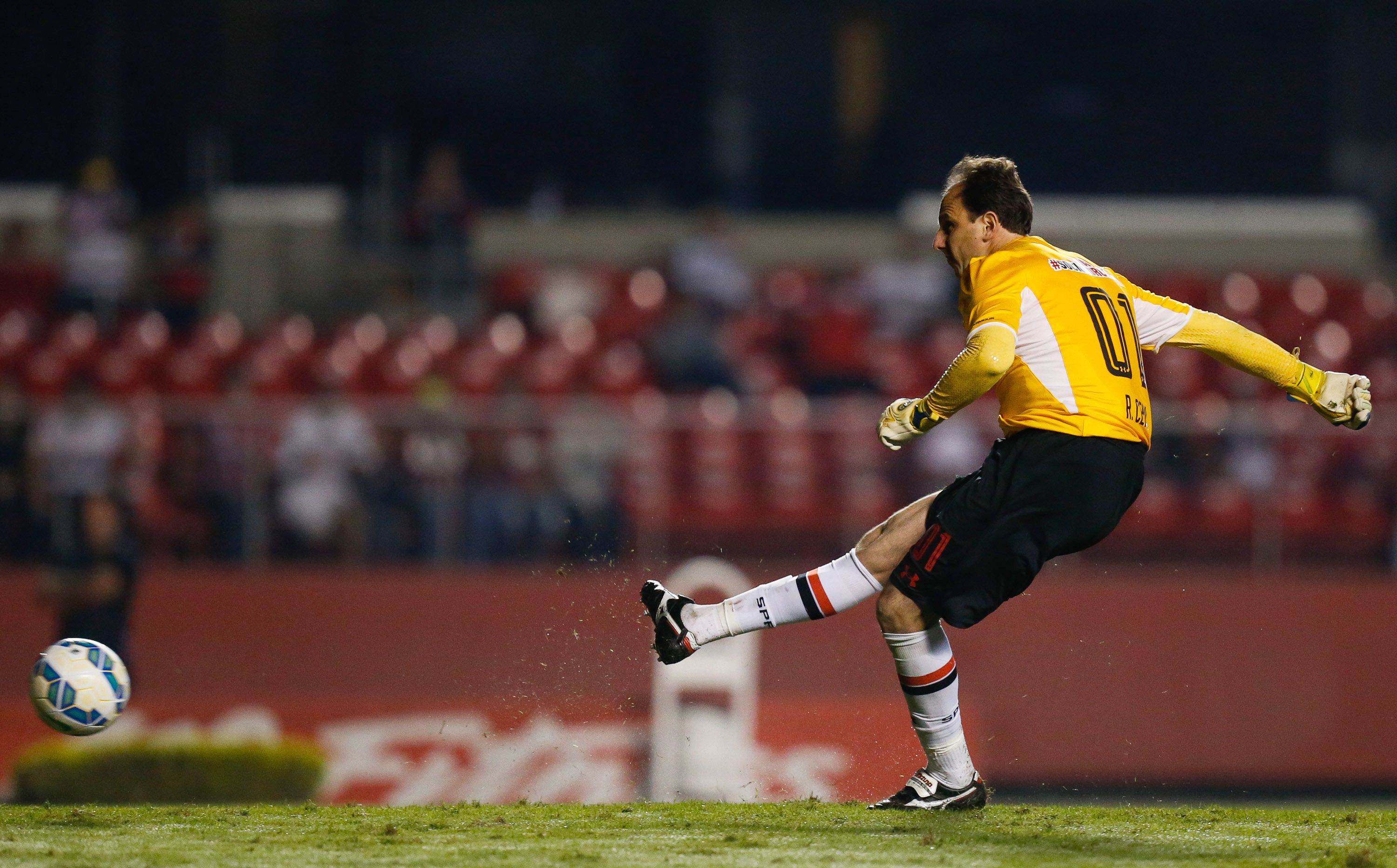 Como cobrar uma falta perfeita no futebol? Aprenda de uma vez por todas