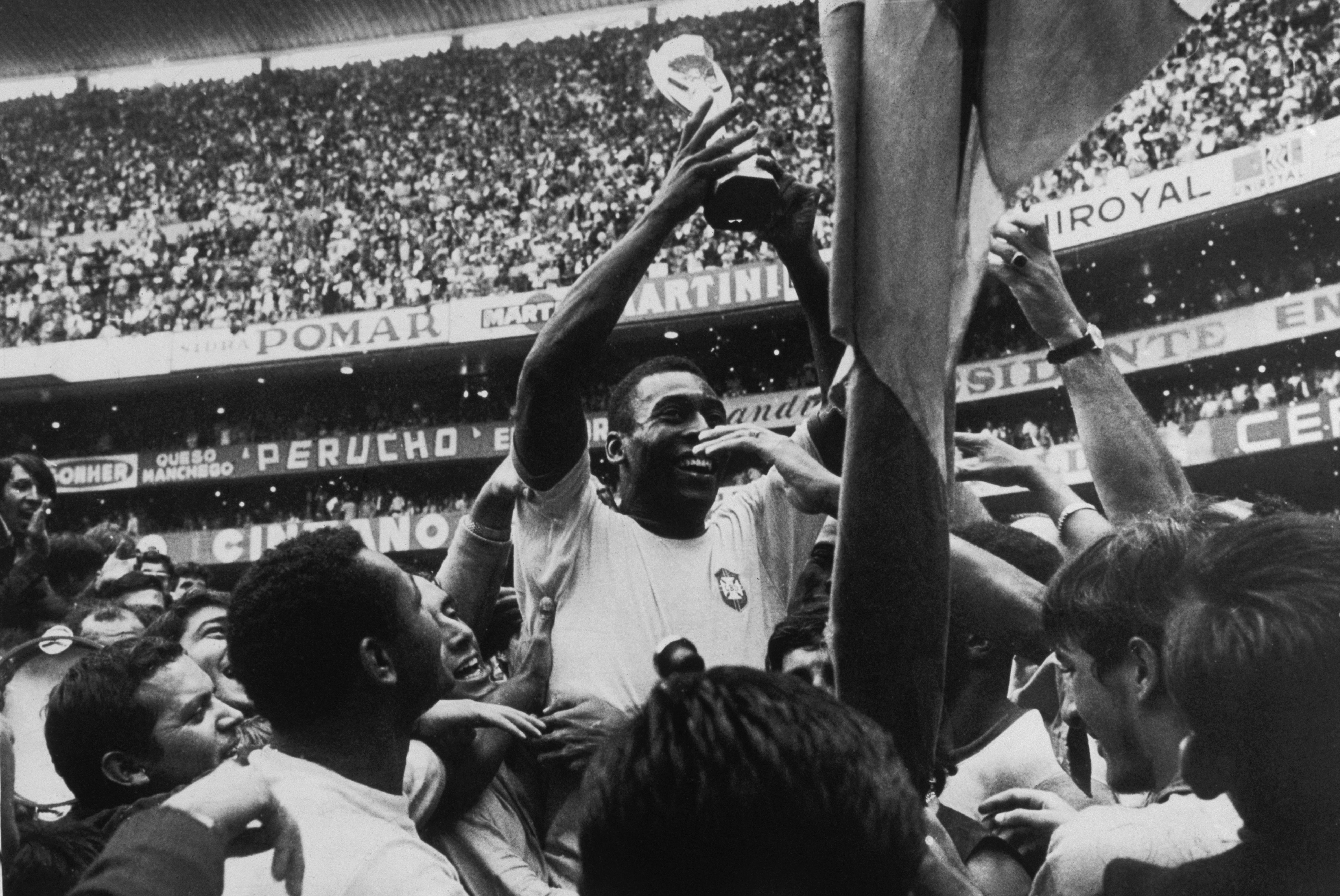 jogador de futebol e jogador de futebol segurando bola no estádio