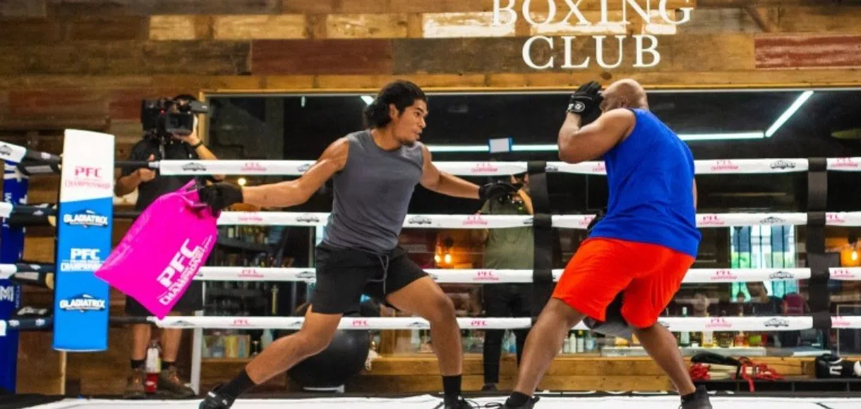 Conheça o Pillow Fight Championship, luta oficial de travesseiros