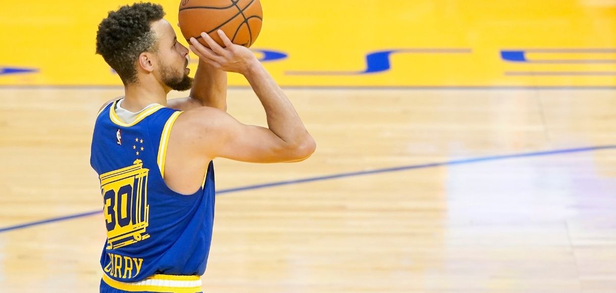 O jogador de basquete gosta de arremessar seu lance livre em