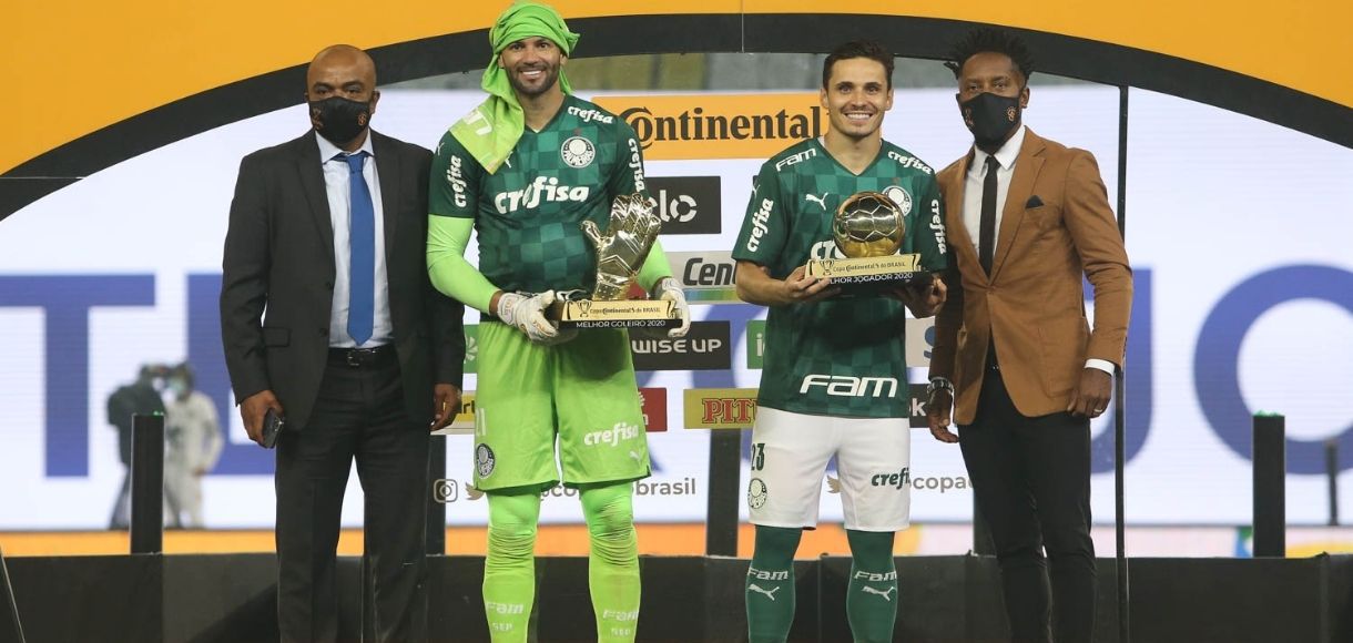 Um mês após vice da Copa do Brasil, Guerrero recebe prêmios de artilheiro e melhor  jogador