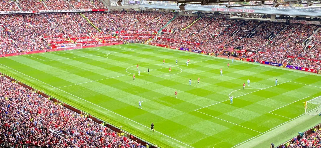 Which players have played for Manchester United and Liverpool?