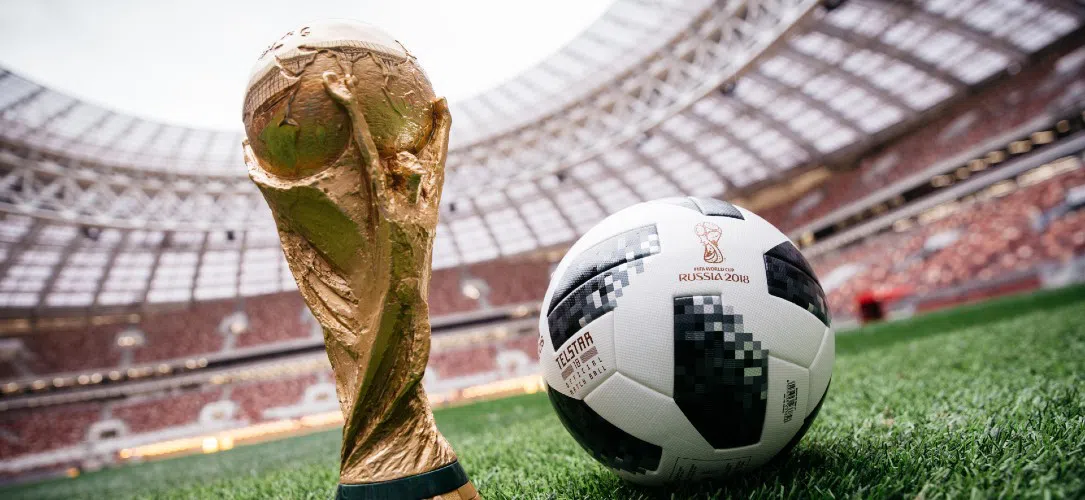 Who are the oldest players to play in the World Cup?