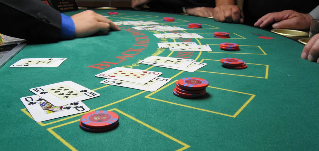 Estrategia de blackjack 101: ¿Cómo se divide en blackjack?